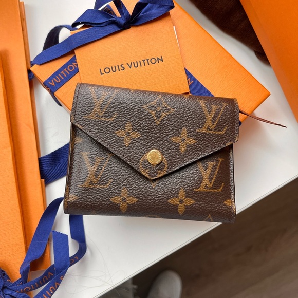 Louis Vuitton Victorine Wallet - Picture 4 of 7